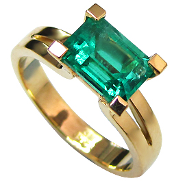 18K Yellow Gold Solitaire Ring : 1.50 ct Emerald