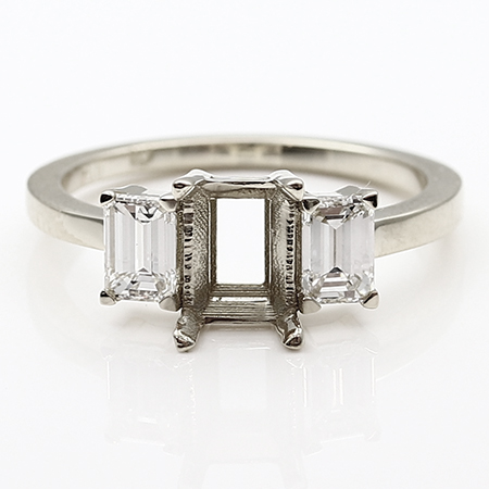 Platinum Three Stone Setting : 0.70 cttw Diamonds