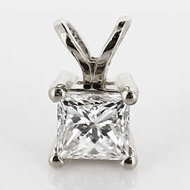 18K White Gold Solitaire Pendant : 0.50 cttw Diamond