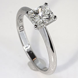 18K White Gold Solitaire Ring : 0.70 ct Diamond