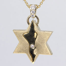 14K Yellow Gold Star of David Pendant : 0.10 cttw Diamonds