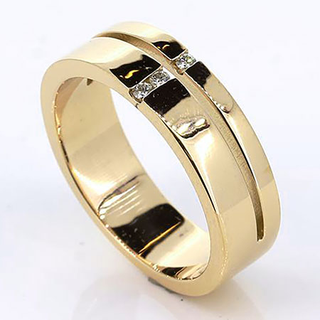 18K Yellow Gold Band : 0.06 ct Diamonds